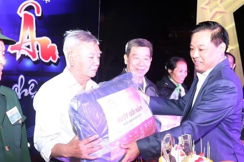 Hà Nội trao tặng hơn 343.500 suất quà tới những ai?