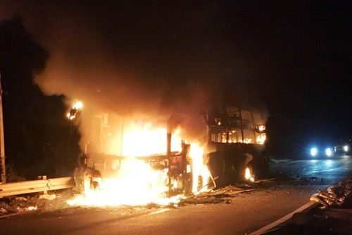 Xe khách cháy rụi trên đèo Khánh Lê, 22 hành khách thoát nạn