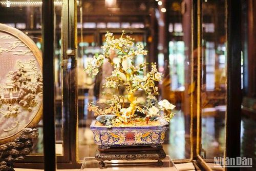 Triển lãm 100 cổ vật 'Từ Museé Khải Định đến Bảo tàng Cổ vật Cung đình Huế'