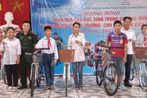 Hỗ trợ trẻ em khó khăn vùng biên giới biển trước thềm năm học mới