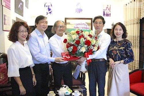 Lãnh đạo thành phố Đà Nẵng thăm, chúc mừng nhà văn đoạt Giải thưởng văn học ASEAN