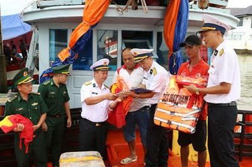 Giúp ngư dân vươn khơi khai thác hải sản đúng pháp luật