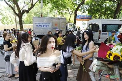 Phố Phan Đình Phùng đông nghẹt dòng người đổ về chụp ảnh