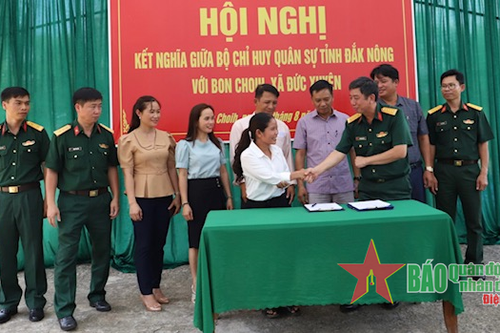 Bộ CHQS tỉnh Đắk Nông ký kết chương trình kết nghĩa với bon Choih, xã Đức Xuyên, huyện Krông Nô