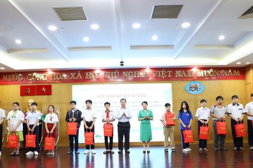 Sơ kết 2 năm chăm lo 98 học sinh có hoàn cảnh khó khăn do dịch Covid-19
