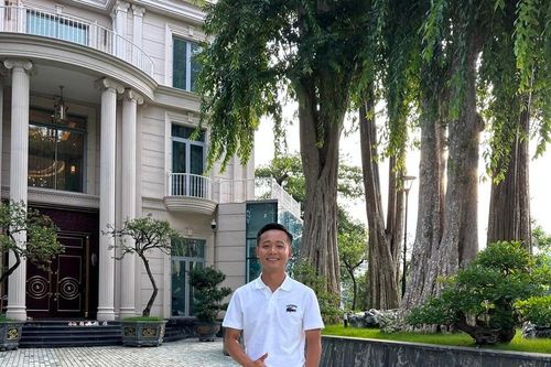 Ăn mặc giản dị, Quang Linh Vlogs 'chốt' căn biệt thự nguy nga