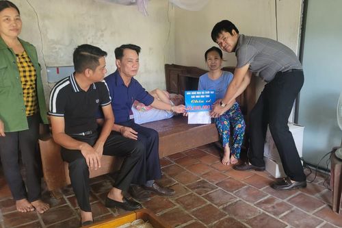 Trao hơn 16 triệu đồng cho nam sinh bị tai nạn chấn thương sọ não