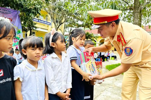 Công an TT-Huế tặng 1000 cuốn sách cho HS miền núi
