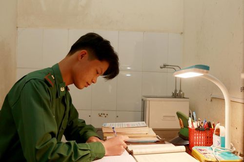 Từ 'giọt nước mắt của mẹ, gương mặt đượm buồn của bố' trở thành tân thủ khoa của Học viện Biên phòng