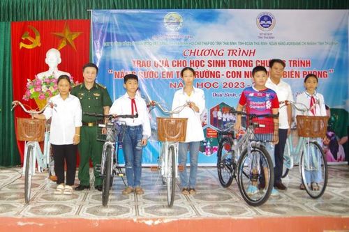 BĐBP Thái Bình: Tặng quà các học sinh trong chương trình 'Nâng bước em tới trường-Con nuôi đồn Biên phòng'