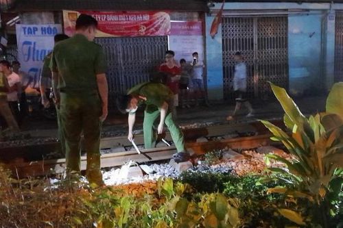 Va chạm với tàu hỏa, 2 người thương vong