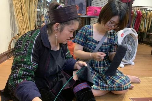 Độc đáo với nghệ thuật Thêu truyền thống của người Mông đen ở Lào Cai