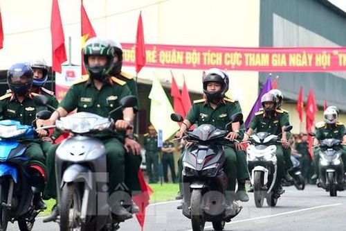 Giữ lễ tiết tác phong quân nhân, ứng xử văn hóa trong mọi tình huống giao thông