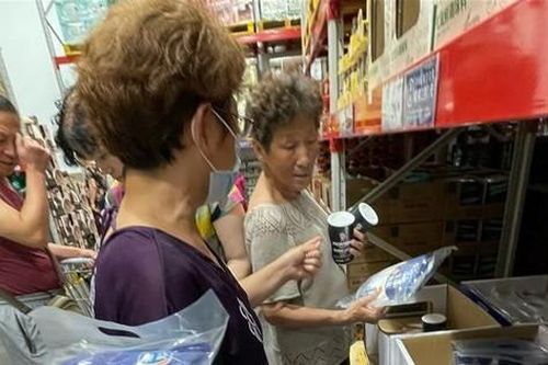 Dân Trung Quốc đổ xô tích trữ muối sau vụ Nhật Bản xả nước thải phóng xạ