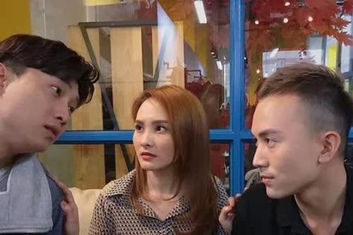 Showbiz 25/8: Dàn diễn viên phim 'Về nhà đi con' hội ngộ