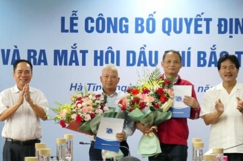 Lãnh đạo Hội DKVN trao quyết định thành lập Hội Dầu khí Bắc Trung Bộ