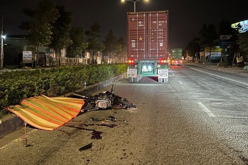 Xe mô tô phân khối lớn tông container, nam thanh niên tử vong