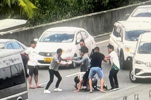 Điều tra nhóm côn đồ hành hung người dã man trên đường dẫn cao tốc