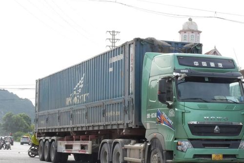 Xe máy va chạm xe tải, một phụ nữ tử vong