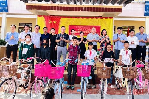 Trao xe đạp, học bổng cho học sinh, trang thiết bị cho trường học ở Hương Sơn