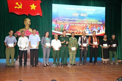 Kon Tum biểu dương già làng, trưởng thôn tiểu biểu trong thực hiện nhiệm vụ quân sự, quốc phòng