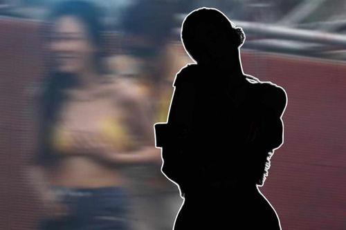 Nữ ca sĩ trẻ bị bung hết dây áo khi diễn, nam trợ lý lên sân khấu giúp cột lại