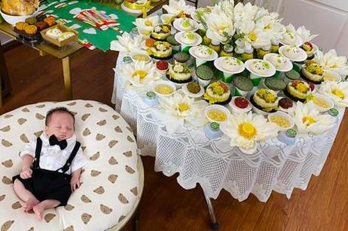 Đam mê hoa sen, mẹ sáng tạo mâm cỗ đầy tháng ngập sắc sen cho con được hội chị em khen ngợi
