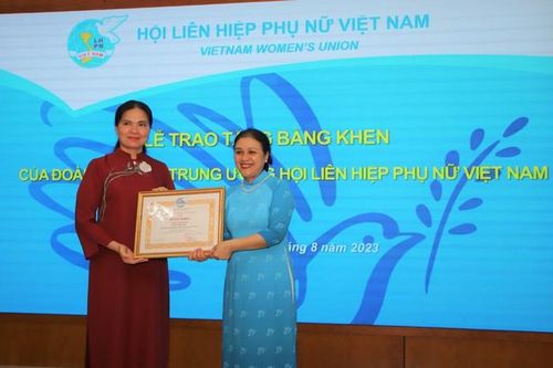 Chủ tịch Liên hiệp các tổ chức hữu nghị Việt Nam nhận bằng khen của Trung ương Hội LHPN Việt Nam
