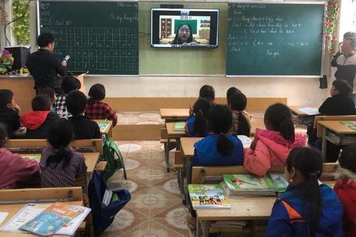 Thiếu giáo viên tiếng Anh, 2.600 học sinh Mèo Vạc học trực tuyến từ Hà Nội