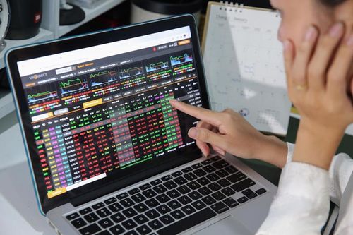 Điểm danh loạt cổ phiếu hưởng lợi nhờ hoãn thi hành một số điều khoản của Thông tư 06