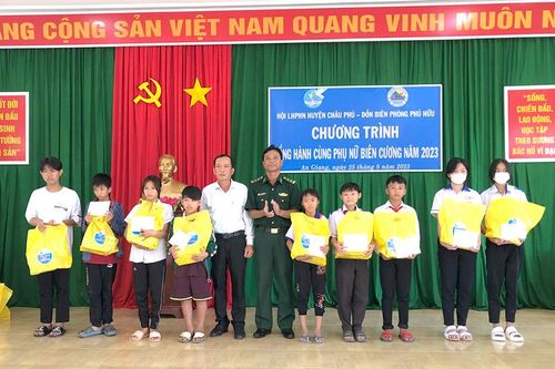 Hội Liên hiệp Phụ nữ huyện Châu Phú tặng quà học sinh nghèo và Đồn Biên phòng Phú Hữu