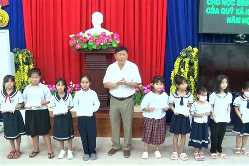 Hội Khuyến học TP. Châu Đốc trao quà 'Tiếp bước tới trường'