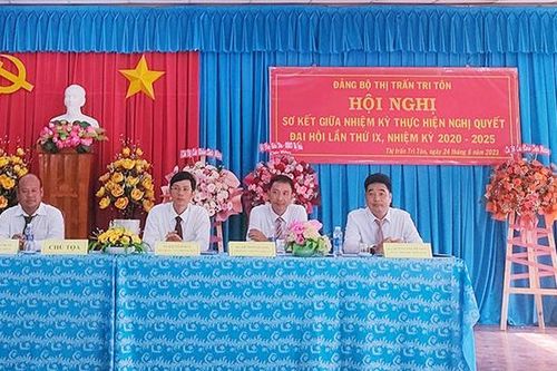 Thị trấn Tri Tôn tập phát triển thương mại - dịch vụ