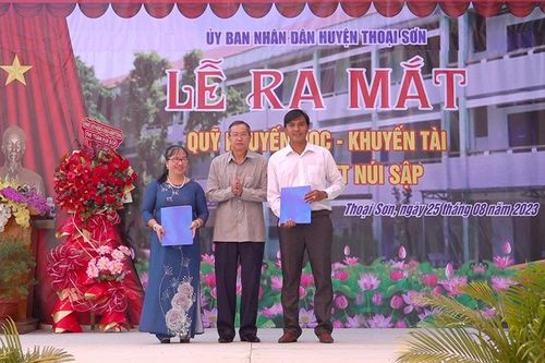 Ra mắt Quỹ Khuyến học - Khuyến tài Trường THCS thị trấn Núi Sập