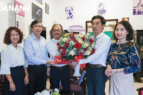 Lãnh đạo thành phố chúc mừng nhà văn đoạt giải thưởng văn học ASEAN