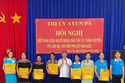 Lãnh đạo thị xã Ayun Pa đối thoại với hội viên phụ nữ