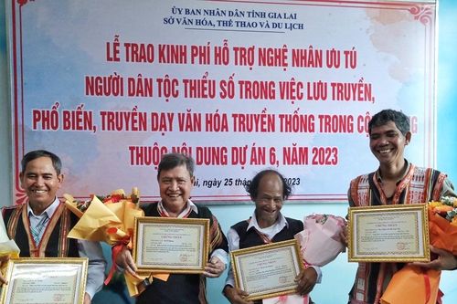 Gia Lai: Trao kinh phí hỗ trợ 4 nghệ nhân ưu tú