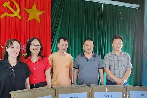 Tặng sách giáo khoa, vở cho học sinh Trường THCS và THPT Kon Hà Nừng