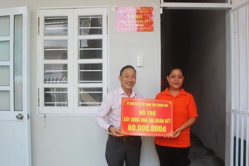 Bàn giao nhà Đại đoàn kết cho 1 hộ cận nghèo phường Vĩnh Hòa (TP. Nha Trang)