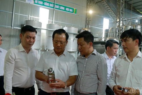 Phó Chủ tịch Thường trực UBND tỉnh Hoàng Quốc Khánh tham quan các cơ sở chế biến nông sản tại Bảo Yên