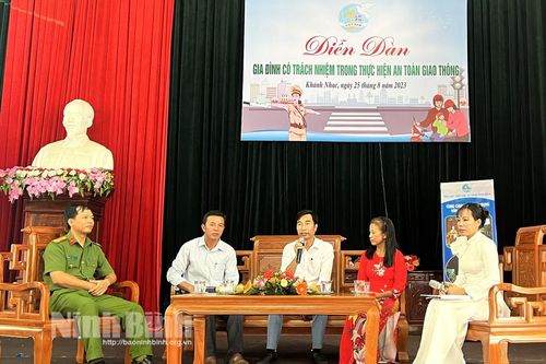 Diễn đàn 'Gia đình có trách nhiệm trong thực hiện an toàn giao thông' tại xã Khánh Nhạc
