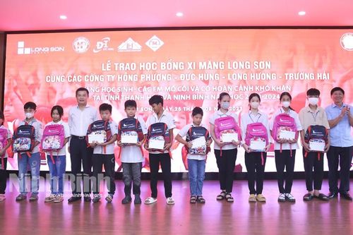 Công ty Xi măng Long Sơn trao học bổng cho học sinh hai tỉnh Ninh Bình và Thanh Hóa