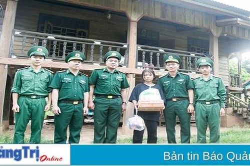 Chiến sĩ quân hàm xanh đồng hành với trẻ em vùng biên