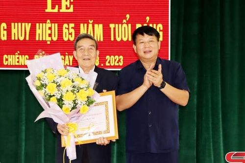 Đồng chí Phó Bí thư Thường trực Tỉnh ủy trao Huy hiệu Đảng đợt 2/9 tại huyện Thuận Châu