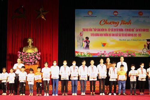 Phú Bình: Trao học bổng và khen thưởng 164 học sinh
