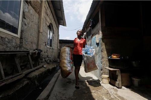 Độc đáo sáng kiến 'Đổi rác thải nhựa thay học phí' tại Nigeria