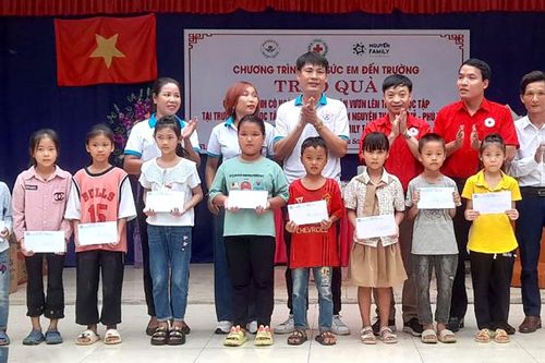 Phú Thọ: Trao quà chương trình 'Tiếp sức em đến trường' tại huyện Thanh Sơn