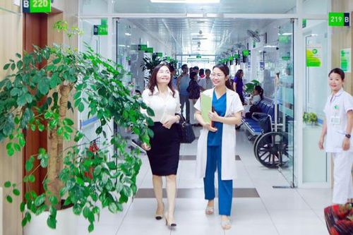 Giá khám, chữa bệnh dịch vụ giảm sâu nhưng tăng tiền giường