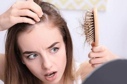 Bí quyết để hạn chế tóc rụng vào mùa thu