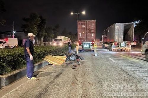 Mô tô phân khối lớn va chạm xe container lúc sáng sớm, một người tử vong